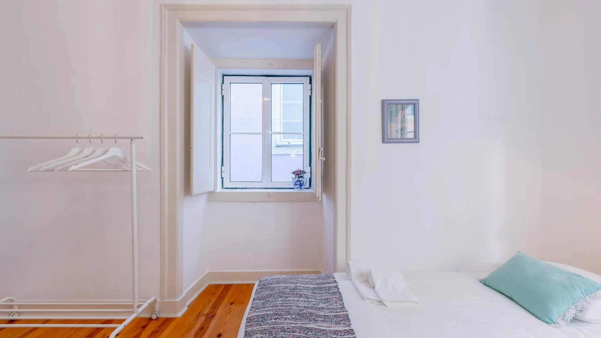 Spacious, Bright And Sunny Apartment, By Timecooler Lisboa Portugal