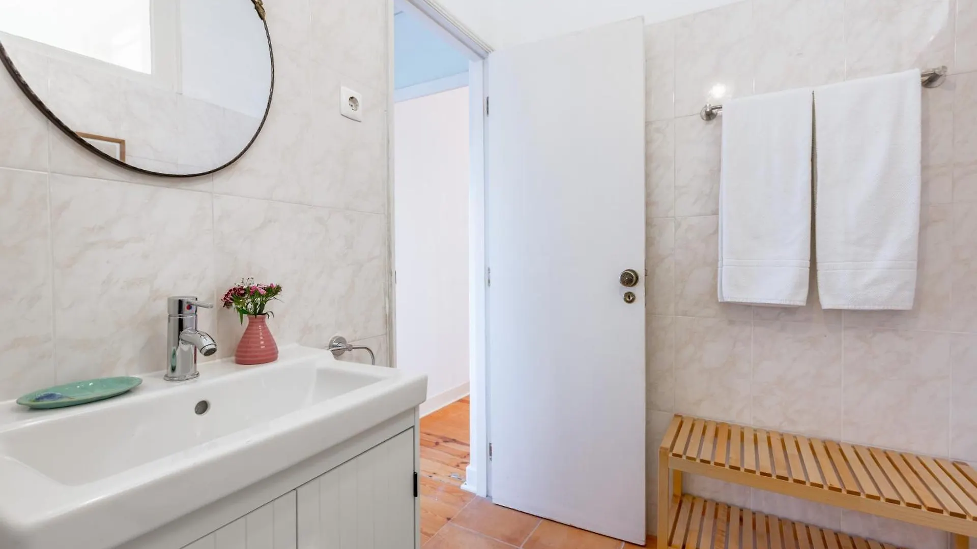 Apartment Spacious, Bright And Sunny Apartment, By Timecooler Lisbon Portugal
