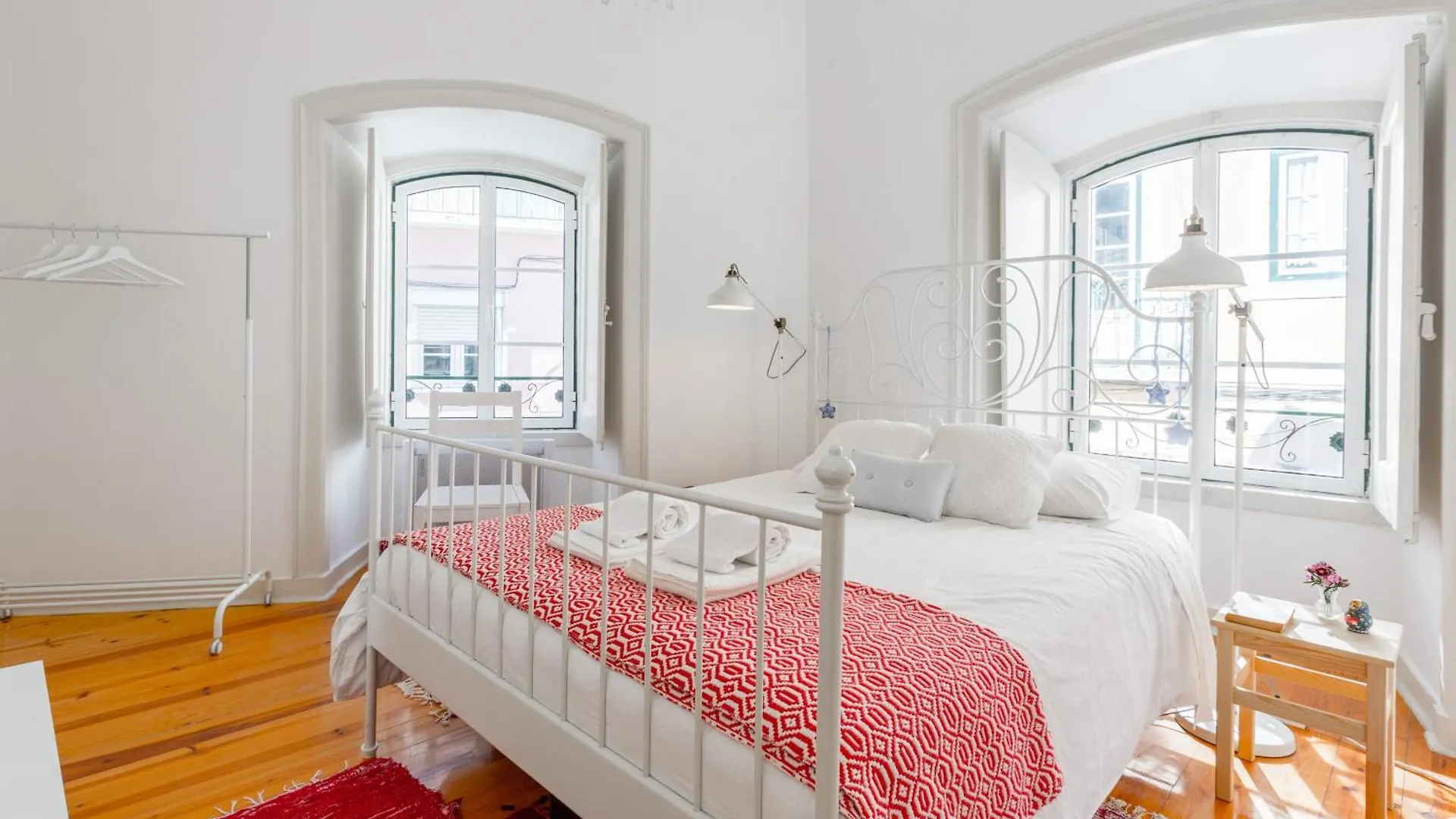 Apartment Spacious, Bright And Sunny Apartment, By Timecooler Lisbon Portugal