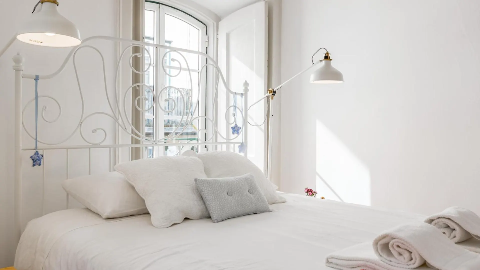 Spacious, Bright And Sunny Apartment, By Timecooler Lisbon
