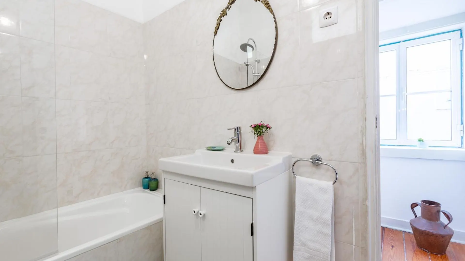 Apartment Spacious, Bright And Sunny Apartment, By Timecooler Lisbon